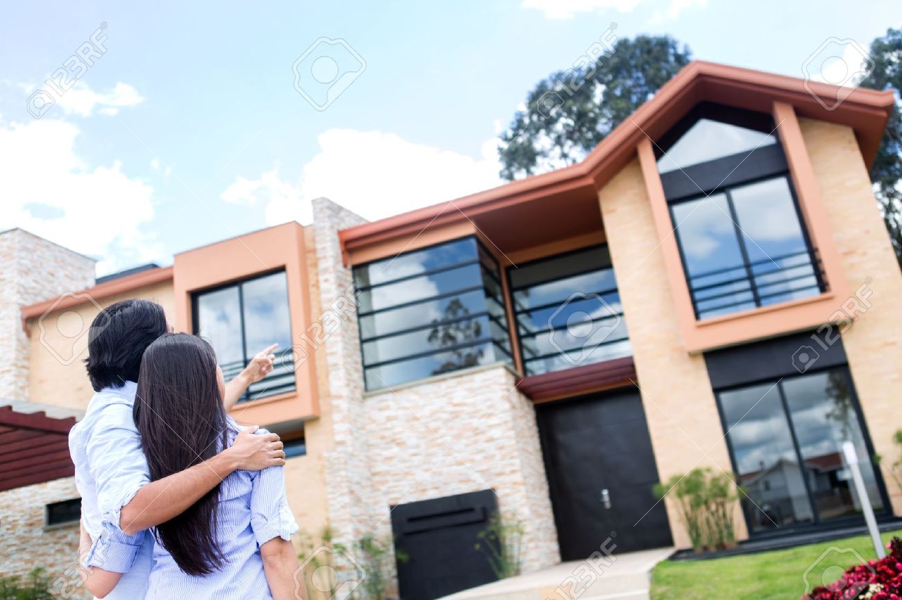Pareja-mirando-una-hermosa-casa-para-comprar